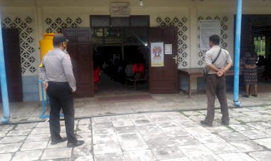 Personil-Polsek-Bola-Lakukan-Pengamanan-Ibadah-Hari-Minggu-Di-Gereja-St.-Martinus-Bola