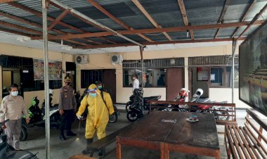 Cegah-Covid-19-di-Lingkungan-Kerja,-Polres-Sikka-Laksanakan-Penyemprotan-Disinfektan