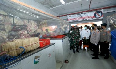 Cek-Penegakan-Prokes,-Panglima-TNI-Dan-Kapolri-Kelilingi-Dua-Pasar-Di-Bali