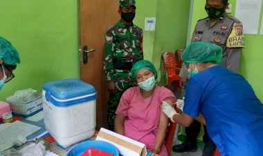 Polsek-Paga-Amankan-Pelaksanaan-Vaksinasi-Tenaga-Kesehatan-Di-Puskesmas-Lekebai