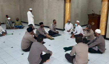 Safari-Religi,-Kapolres-Sikka-Laksanakan-Ibadah-Sholat-Jumat-Di-Masjid-Al-Mujahidin-Geliting