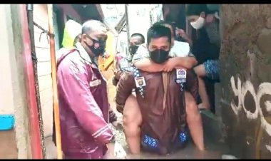 Kisah-Heroik-Kapolsek-Mengevakuasi-Korban-Banjir,-Digendong-hingga-Didorong-Gerobak