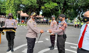 Prestasi-Di-Bidang-Tugas-Masing-masing,-Kapolres-Sikka-Berikan-Penghargaan-Kepada-7-Personilnya