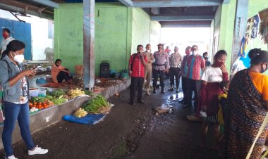 Polsek-Kewapante-Bersama-Koramil-Dan-Kecamatan-Tertibkan-Pedagang-Eks-Pasar-Geliting