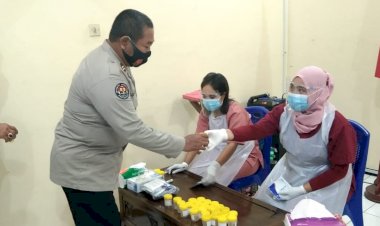 Pastikan-Anggota-Bebas-Dari-Narkoba,-Polres-Sikka-Lakukan-Tes-Urine-Dadakan