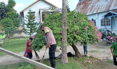 Menjelang-Hari-Raya-Paskah,-Aipda-Dewa-Bersama-Masyarakat-Desa-Bhera-Lakukan-Kerja-Bakti-Bersihkan-Gereja
