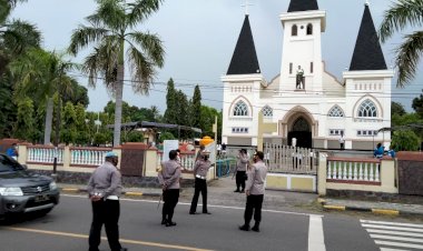 Kapolres-Sikka-Cek-Langsung-Pengamanan-Misa-Kamis-Putih-di-Sejumlah-Gereja-di-Kota-Maumere
