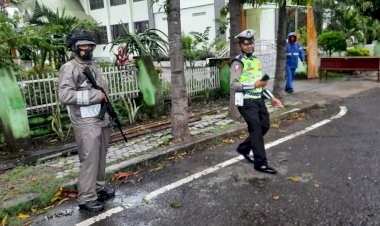 Diguyur-Hujan,-Personil-Polres-Sikka-dan-Polsek-Jajaran-Amankan-Warga-Ibadah-Misa-Jumat-Agung