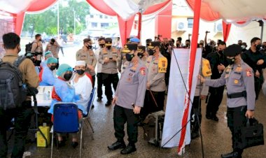 Selain-Tinjau-Vaksinasi,-Kapolri-Saksikan-Langsung-Donor-Plasma-Konvalesen