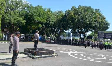 Kapolres-Sikka-Pimpin-Apel-Gelar-Pasukan-Persiapan-Pengamanan-Kedatangan-Kapolri-Dan-Pangilima-TNI-Di-Bandara-Frans-Seda-Maumere