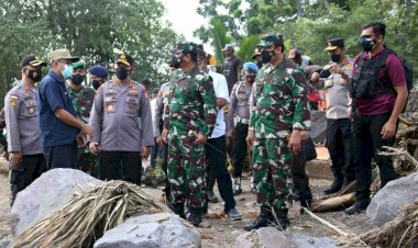 Tinjau-NTT,-Panglima-dan-Kapolri-Fokuskan-Evakuasi-Korban-dan-Kirim-Bantuan