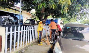 Jumat-Bersih,-Wakapolres-Sikka-Pimpin-Langsung-Personil-Laksanakan-Kerja-Bakti-Di-Depan-Mako