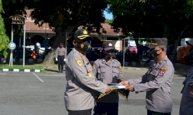 Kapolres-Sikka-Beri-Penghargaan-Kepada-8-Personilnya-Atas-Dedikasinya-Dalam-Pelaksanaan-Tugas-Sebagai-Anggota-Polri