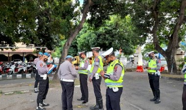 Kasipropam-Polres-Sikka-Lakukan-Pemeriksaan-Kelengkapan-Diri-Personil