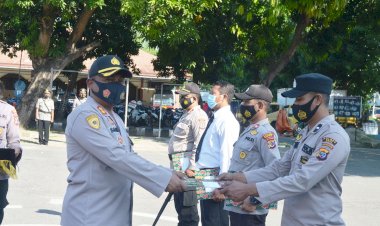Kapolres-Sikka-Berikan-Penghargaan-Kepada-6-Personilnya-Yang-Berprestasi