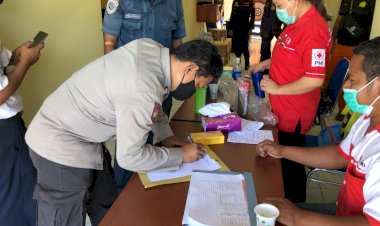 Memperingati-Hari-Kebangkitan-Nasional-Anggota-Polres-Sikka-Mengikuti-Kegiatan-Donor-Darah