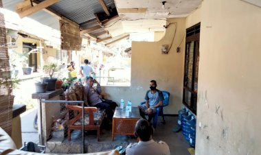 Wujud-Perhatian-Pimpinan,-Kapolres-Sikka-Kunjungi-Anggotanya-Yang-Sedang-Sakit