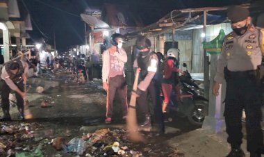 Anggota-Polres-Sikka-Melaksanakan-Kerja-Bakti-Pembersihan-Sampah-Akibat-Banjir-Rob-di-Kelurahan-Wuring