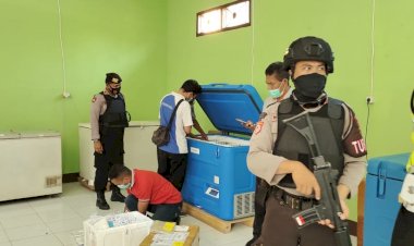 Kasat-Samapta-Polres-Sikka-Pimpin-Pengamanan-Dan-Pengawalan-Vaksin-Covid-19