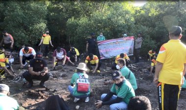 Peduli-Lingkungan,-Polres-Sikka-Lakukan-Penanaman-Mangrove-Sambut-Hari-Bhayangkara-ke-75