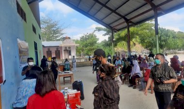 Hari-Bhayangkara-ke-75,-Polres-Sikka-Gandeng-KBPP-Polri-Gelar-Bakti-Kesehatan-Pengobatan-Gratis-di-Pulau-Terluar