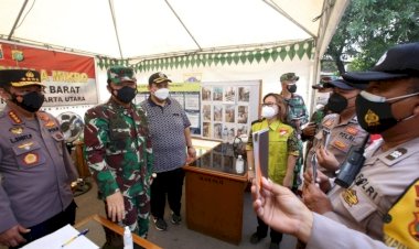 Kapolri-Wajibkan-Buku--Pedoman-Manajemen-Kontijensi-Klaster-Covid-19-Ada-Disaku-Petugas