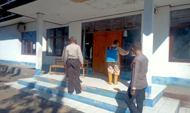Cegah-Covid-19,-Polres-Sikka-Gandeng-Dinkes-Kab.-Sikka-Lakukan-Penyemprotan-Di-3-Lokasi-Pelayanan-Umum