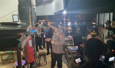 Malam-malam,-Kapolri-Blusukan-di-Solo-Bagi-bagi-Sembako-ke-Warga-dan-Pedagang-Angkringan