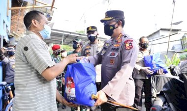 Panglima-TNI-dan-Kapolri-Sosialisasi-Vaksin-Keliling-dan-Serahkan-Langsung-Bansos-ke-Warga-Jakarta