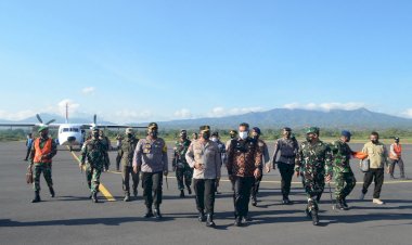 Kapolda-NTT-dan-Dandrem-161/Ws-Tinjau-Pelaksanaan-PPKM-Level-IV-di-Sikka
