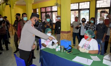 Kapolda-NTT-Cek-Langsung-Pelaksanaan-Kegiatan-Vaksinasi-Tahap-I-di-Polres-Sikka