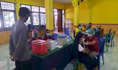 Wakapolres-tinjau-pelaksanaan-vaksinasi-untuk-tokoh-agama-dan-masyarakat-di-Gerai-Vaksin-Presisi-Polres-Sikka