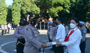 Kapolres-Sikka-Beri-Penghargaan-Kepada-Sejumlah-Personil-Yang-Berprestasi
