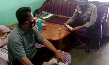 Beri-Semangat,-Kapolres-Sikka-Kunjungi-Anggotanya-Yang-Sedang-Sakit