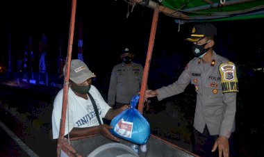 Polres-Sikka-Laksanakan-Penyekatan-Mobilitas-dan-Bagikan-Sembako