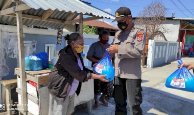 Sat-Binmas-Polres-Sikka-Bagikan-Sembako-Kepada-Masyarakat