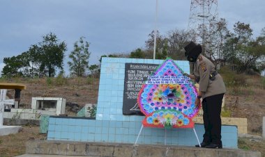 Peringati-Hari-Jadi-Polwan-RI-ke-73,-Polwan-Polres-Sikka-Gelar-Upacara-Tabur-Bunga-di-TMP-Iligetang