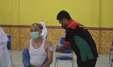 Polres-Sikka-laksanakan-penyuntikan-dosis-ke-dua-Vaksinasi-untuk-Tokoh-Agama-dan-Masyarakat