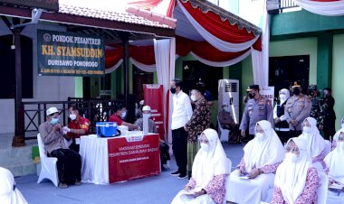 Presiden-dan-Kapolri-Tinjau-Vaksinasi-Merdeka-di-Ponpes-dan-Tempat-Ibadah-Se-Indonesia