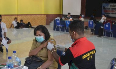 polres-sikka-kembali-gelar-vaksinasi-tahap-II-di-aula-P.A-TIWON