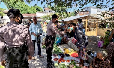 Pendisiplinan-prokes-unit-turjawali-polres-sikka-melaksanakan-patroli-di-seputaran-pasar-tingakat-Maumere
