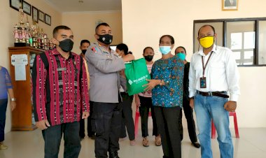 Kapolres-Sikka-Hadiri-Penyerahan-Bansos-Oleh-PT.-Pelindo-III-Maumere