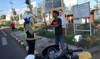 Polwan-Lantas-Polres-Sikka-Laksanakan-Patroli-Cipta-Kondisi-Kamseltibcar-dan-Pencegahan-Penyebaran-COVID-19