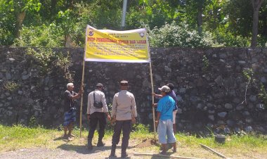 Operasi-Bina-Karuna,-Personil-Polsek-Bola-Pasang-Spanduk-Himbauan-Karhutla