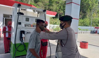 Polsek-Paga-Berikan-Himbauan-Prokes-dan-Kamtibmas-Saat-Patroli