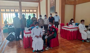 Team-Vaksinansi-Polres-Sikka-Melaksanakan-Vaksinasi-Di-STFK-Ledalero.