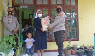 Kapolres-Sikka-Bagikan-Bantuan-Sembako-Kepada-Panti-Asuhan-Susteran-Alma-Nita