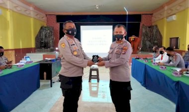 Purna-Tugas-Akp-(Purn)-Siprianus-Raja--Menerima-Penghargaan-Dari-Kapolres-Sikka