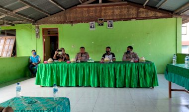 Safari-Kamtibmas,-Kapolres-ajak-masyarakat-Desa-Wairbleler-bersinergi-jaga-kamtibmas-dan-berikan-bansos