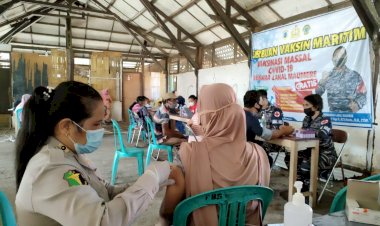 Gerai-Vaksin-TNI-POLRI-Gelar-Vaksinasi-di-Lanal-Maumere